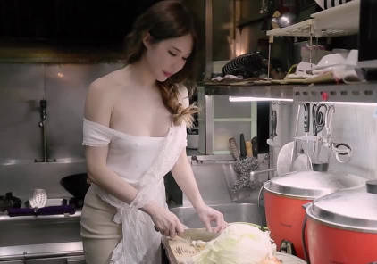 在餐厅厨房忙碌时厨师一直调戏老闆娘-辛尤里剧情