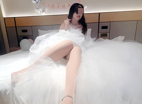生日当天姐姐穿上婚纱酒后在婚房潮喷不断剧情 封面
