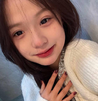 女朋友在客厅玩手机我在房间干她闺蜜剧情