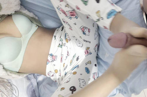 你跟我闺蜜你俩在我床上玩挺刺激剧情 封面