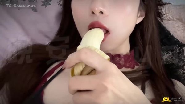 晚安yoyo 躺着吃banana