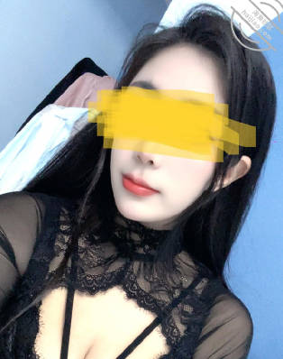 偷情极品美妇中途给她老公打电话差点被发现了剧情 封面