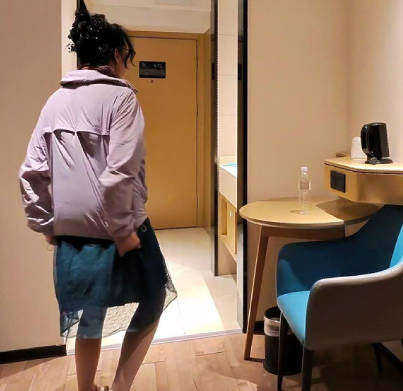 正面内射妈妈真爽 封面