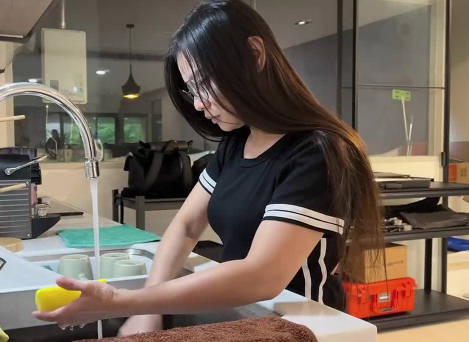 上门讨债没钱还只好用老婆的身体抵利息 封面
