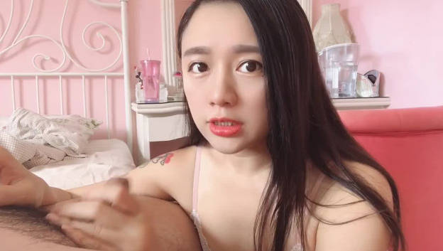 女主播爸爸打电话来一边干她一边讲电话-嫚嫚 封面