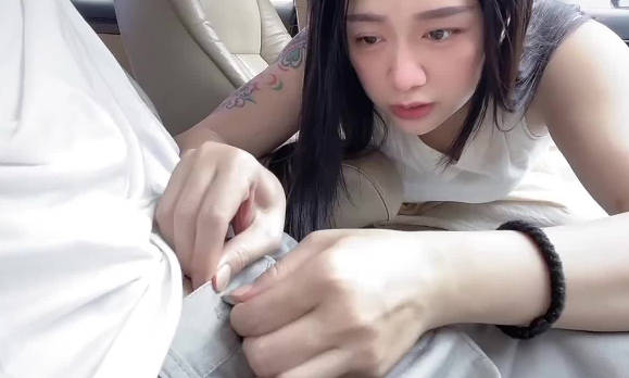 滴滴載到淫蕩妹子在車上無套幹她再口爆--daisybaby 封面