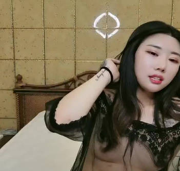 放荡骚姐姐被男友操了两个多小时 封面