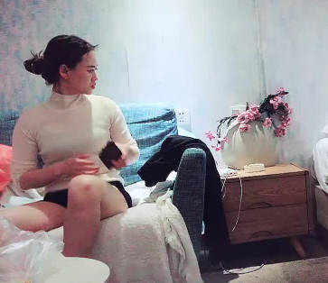 苗条美少妇约了个年轻小伙酒店啪啪 封面