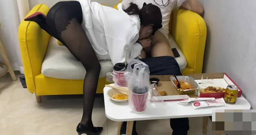 黑丝卫衣女发骚被无套内射 封面
