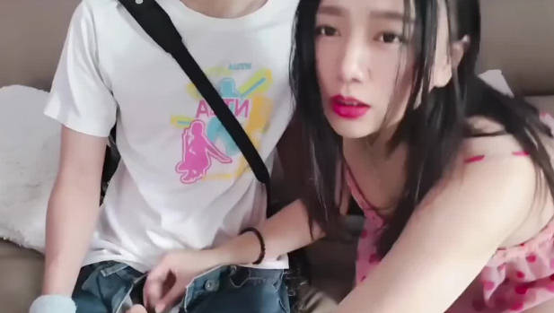 趁丈夫不在和送牛奶的小哥做愛-嫚嫚 封面