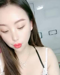 网红小姐姐穿着睡衣做直播 封面