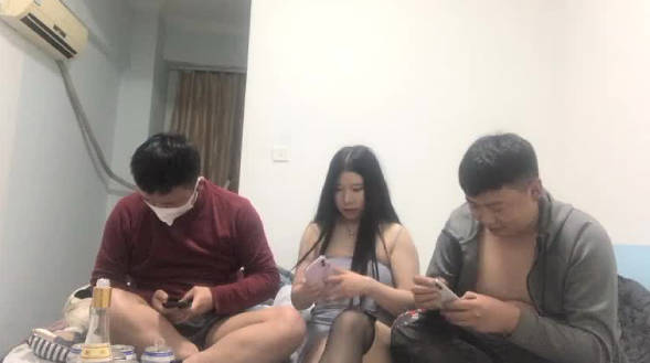 约好哥们一起操女朋友 封面