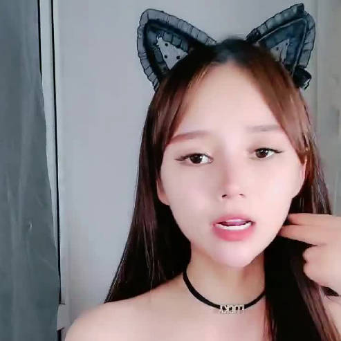 小美女穿网袜性感装自慰 封面