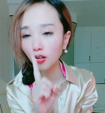 骚气小娘们主动求操 封面