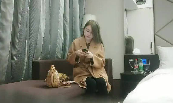 利哥寻花12-06两千一炮外围女 封面