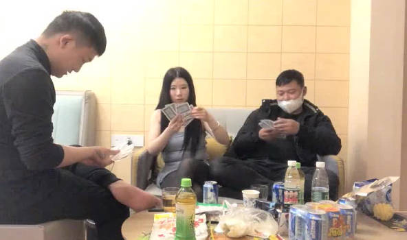 约炮丰满女模 封面