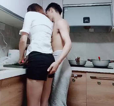 女友正在做饭被男友强硬抱床上啪啪 封面