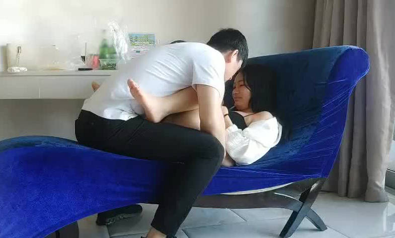 网聊已久的少妇见面后不让操只好硬着来 封面