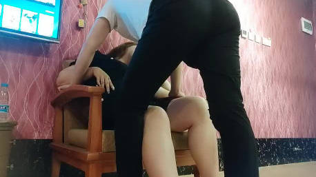 情趣主题酒店约会丰满女老板 封面