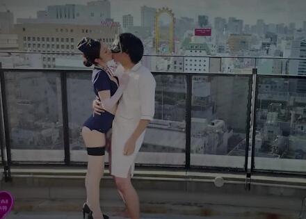淫空姐喜欢在城市中心的户外操和吮吸 封面
