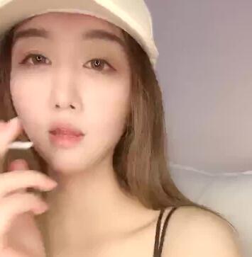 眼神有点忧郁的极品女主播第一次让粉丝看下面 封面