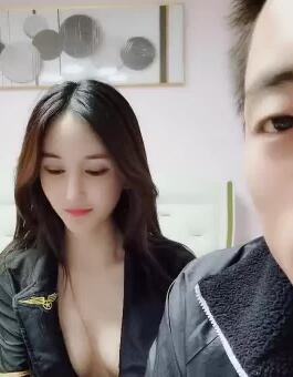 精神小伙带着极品超模女友操逼直播 封面