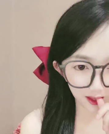 清纯羞涩眼镜妹露逼秀 封面海报