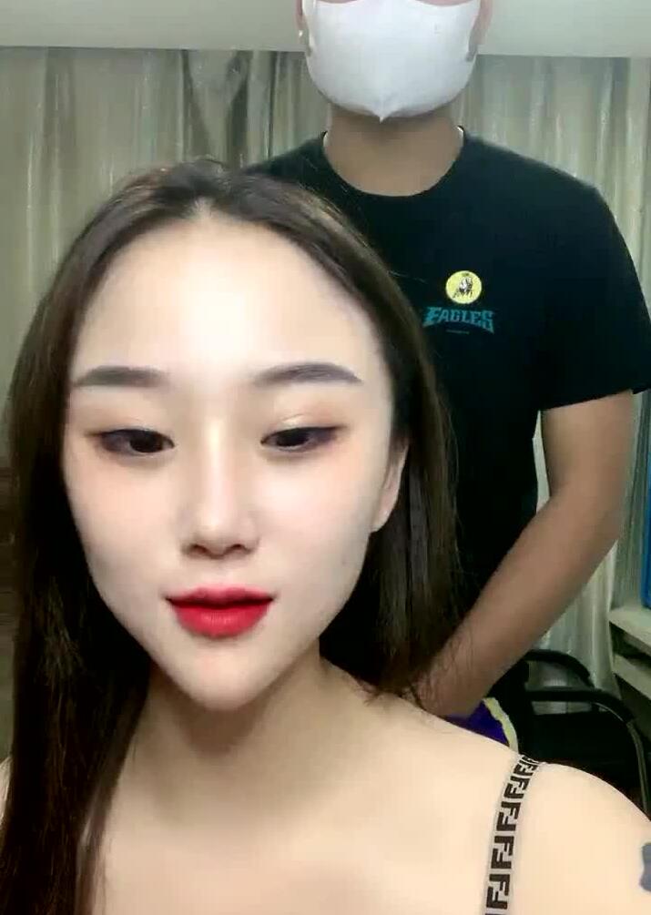 妩媚妹子喜欢骑在男友上面摇 封面