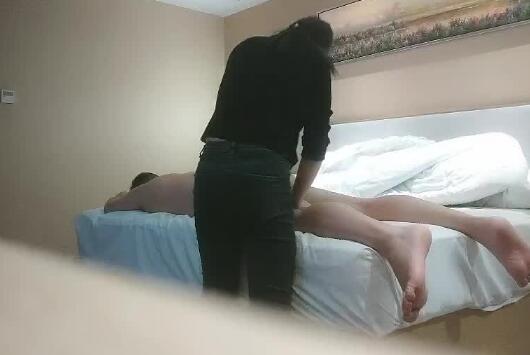 酒店叫个上门按摩女价格谈好直接啪啪 封面