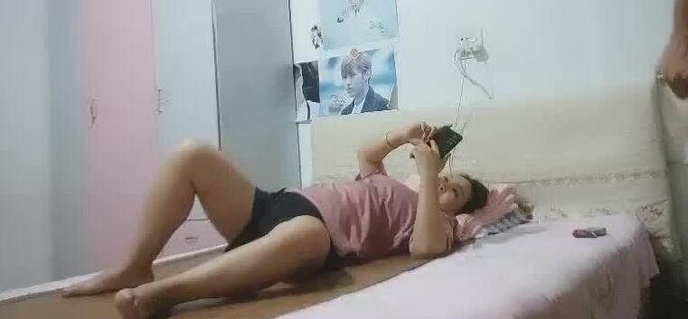 挑逗躺在床上的表嫂 封面