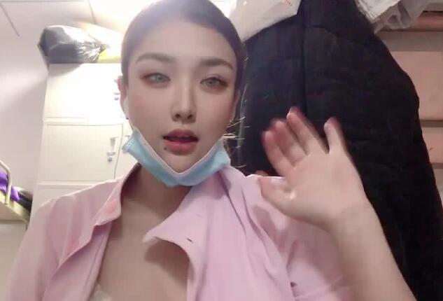 夜班护士自慰求爱 封面