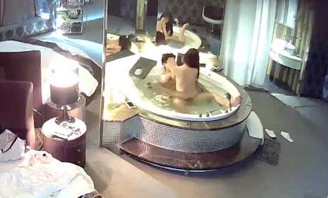 情趣酒店偷拍健壮男和美女洗完鸳鸯浴 封面