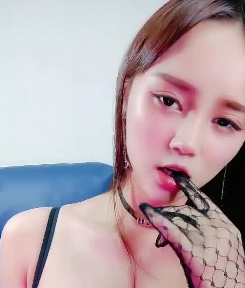 性感小网红收费裸露直播 封面