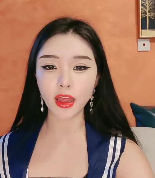 女主播国产卡戴珊自慰给网友看 封面