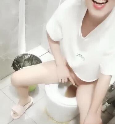 性感骚女当网友的面尿尿被操 封面