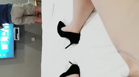 发骚少妇勾引酒店电工 封面