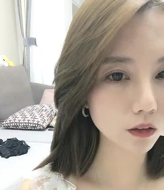 性感少妇在家做直播-一颗话梅糖 封面