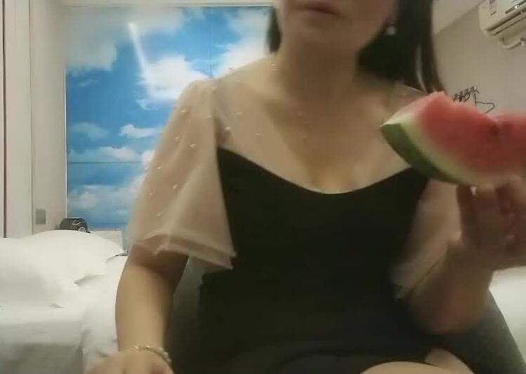 小伙约女房东吃西瓜然后强上 封面