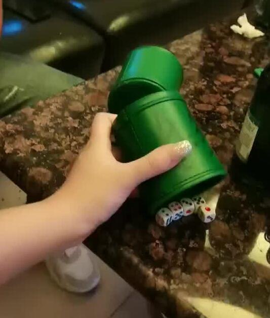 ktv摇骰子输了就帮人口交 封面