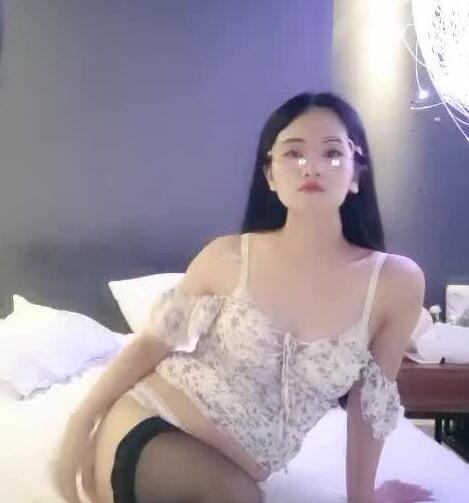 骚货一到酒店就摆出不同被操姿势 封面
