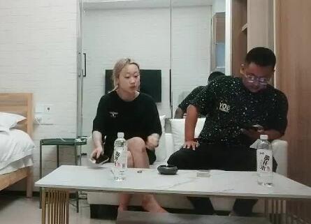 探花小米08-04黄发外围女 封面