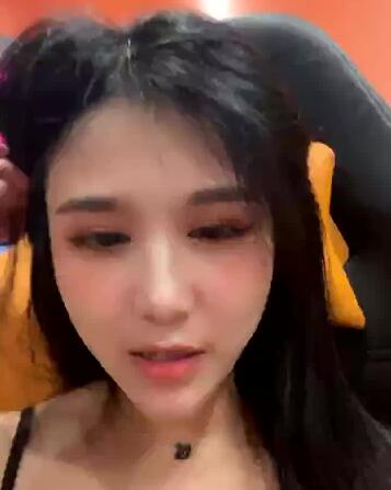 大三学姐和学弟电竞室做爱 封面