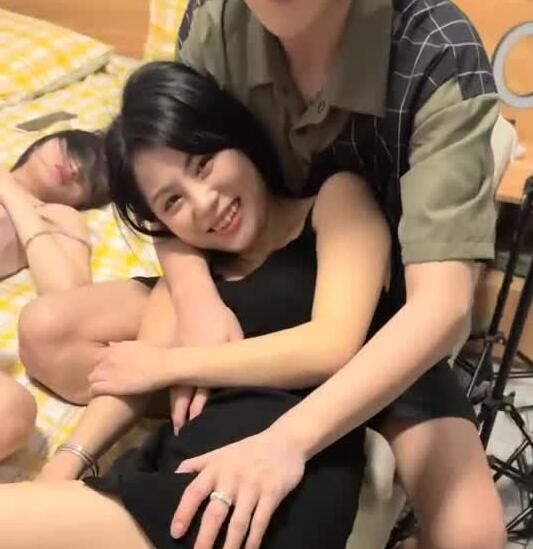 极品女模被骚到摄影室任人摆布 封面
