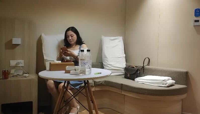 贵妇网上约炮小伙子不想努力了 封面