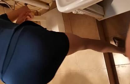 强奸楼下的性感邻居 封面