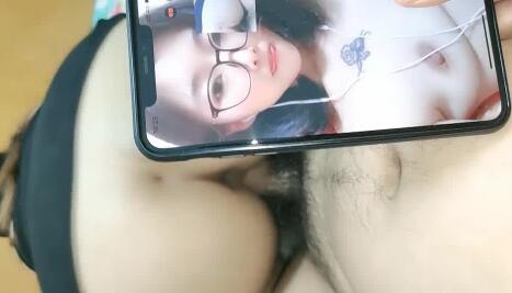 一边操老婆一边看美女自慰 封面
