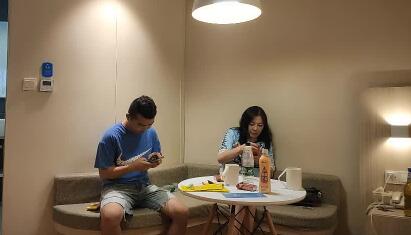 小伙子把同学的妈妈约出来了 封面