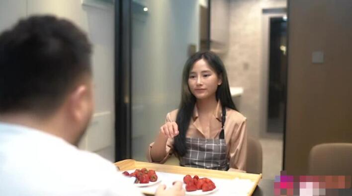 勾引男友兄弟吃自已的小草莓-腕儿 封面