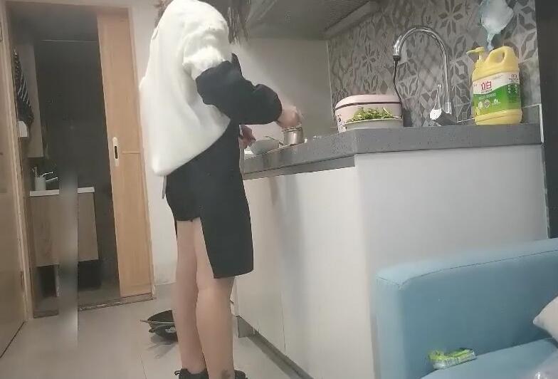 硬拉着正做晚饭的女友干一炮 封面