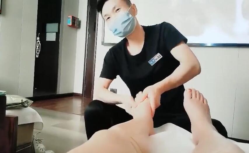 熟女探花01-15午休做个脚底按摩 封面